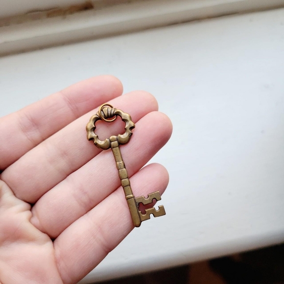 Vintage Bronze Skeleton Key Art Deco Style Pendant - Picture 5 of 8